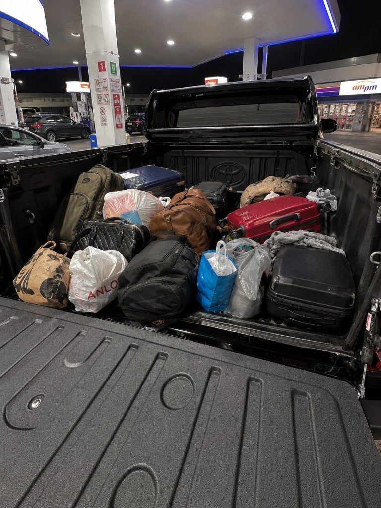 Viagem bagunçada — malas soltas na caçamba